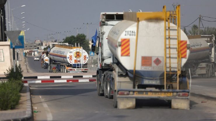 Israel aprueba el envío de dos camiones cisterna diarios con combustible a Gaza