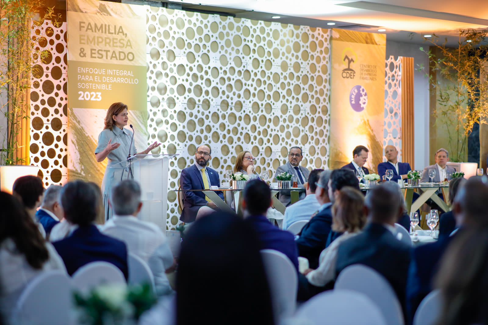 Vicepresidenta: El Gobierno está interesado en transformación de empresas familiares a industriales