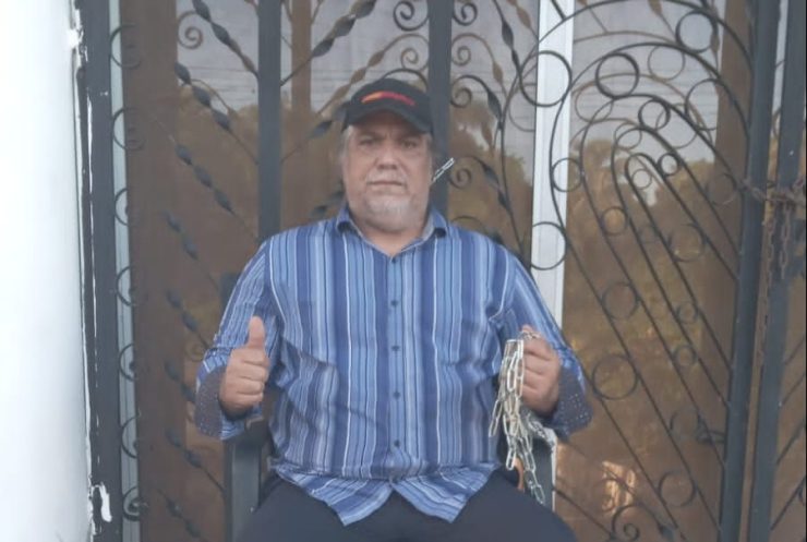 Coordinador administrativo de Aduanas se encadena frente a Ayuntamiento de Pedro Brand