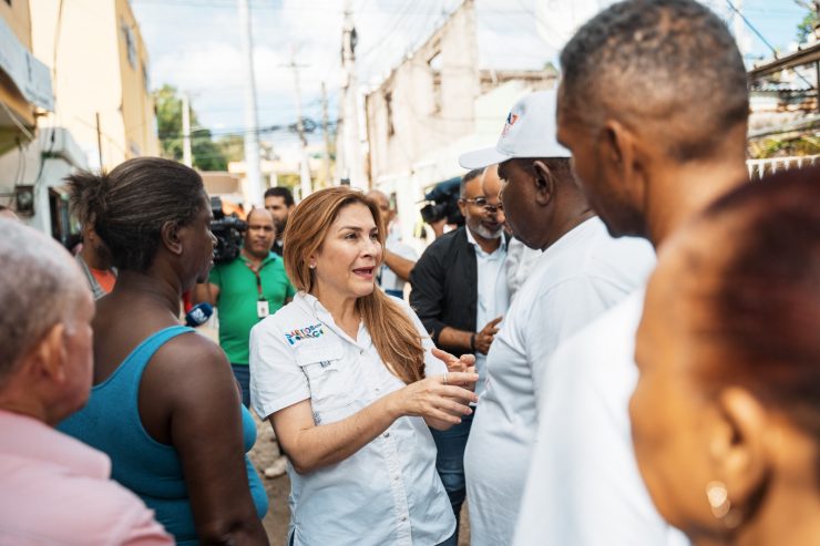 Carolina Mejía y Raquel Arbaje recorren Los Girasoles I llevando aportes a familias afectadas
