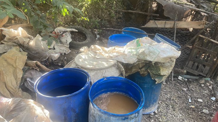 (VIDEO) Desmantelan fabricas clandestinas de ron adulterado en Azua
