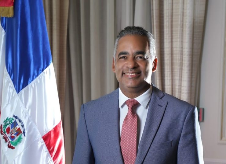 Santos afirma extensión contrato con Aerodom es paso estratégico para crecimiento económico