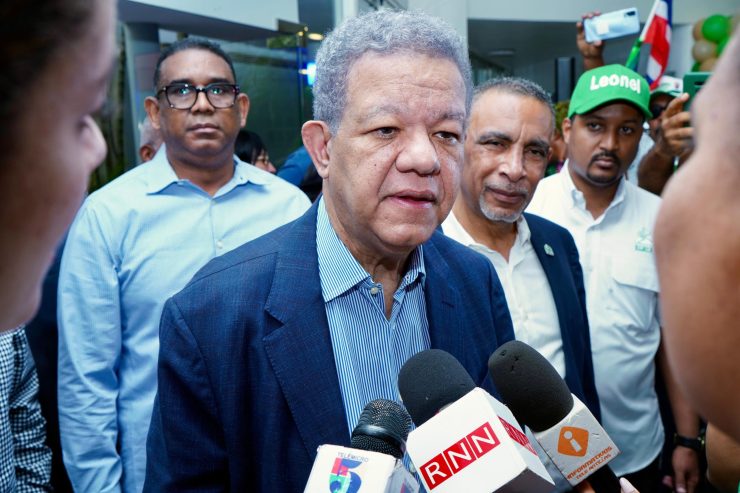 Leonel Fernández felicita al presidente electo del CARD, Trajano Vidal Potentini