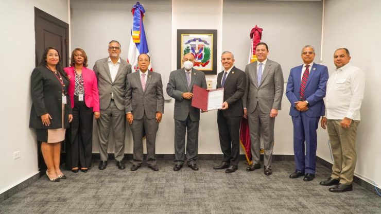 Inespre entrega al Tribunal Constitucional el título de propiedad del edificio