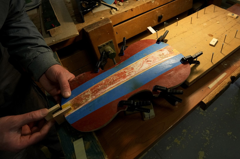 Instrumentos musicales hechos con madera de barcos de inmigrantes