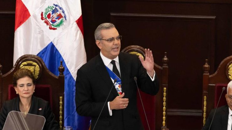 Abinader deberá inaugurar al menos 30 obras este mes para no violar la ley