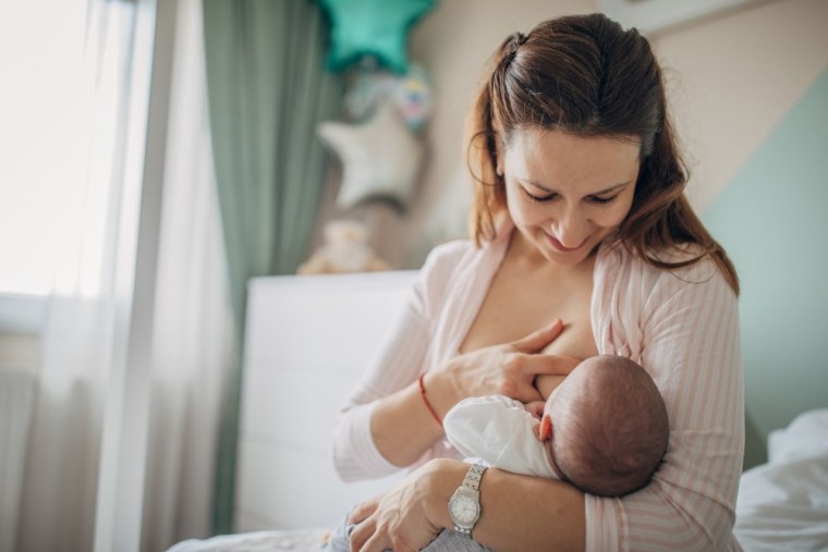 ¿La leche materna puede cambiar si mi bebé está enfermo?