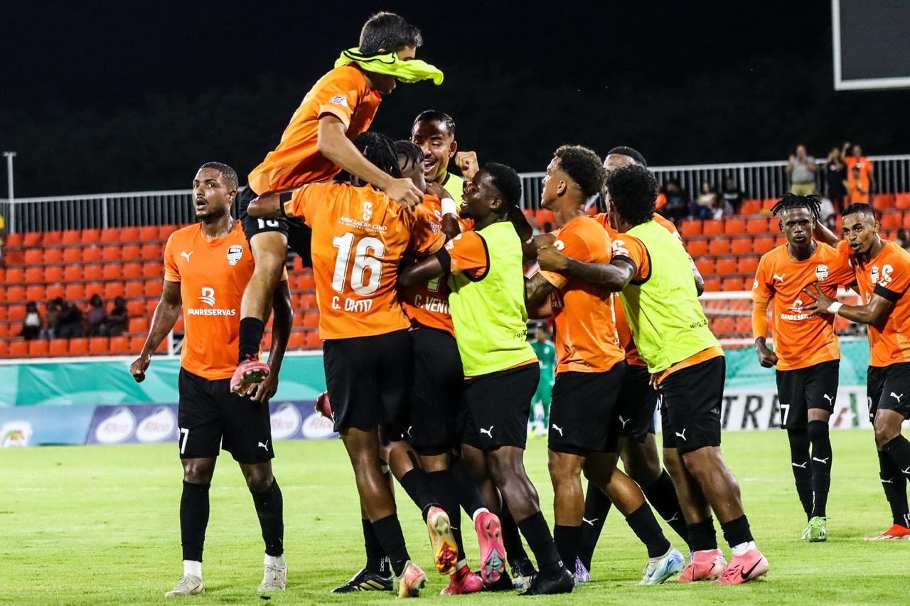 Ventura dejó lo mejor para el final y con un potente cabezazo envió el balón al fondo de la red, cuando se jugaba el minuto 90 y todo pintaba que se irían a las prórrogas (Foto: Fuente Externa)